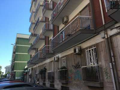 Sul lato opposto, ad angolo con via Pavoncelli, si staglia poi uno stabile con sei piccolissimi terrazzi...